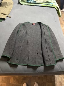 Damen Trachtenjacke aus Walkloden, dunkelgrau mit grünen Paspeln – Bild 5 von 8
