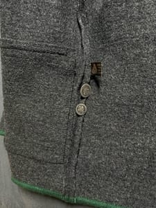 Damen Trachtenjacke aus Walkloden, dunkelgrau mit grünen Paspeln – Bild 7 von 8