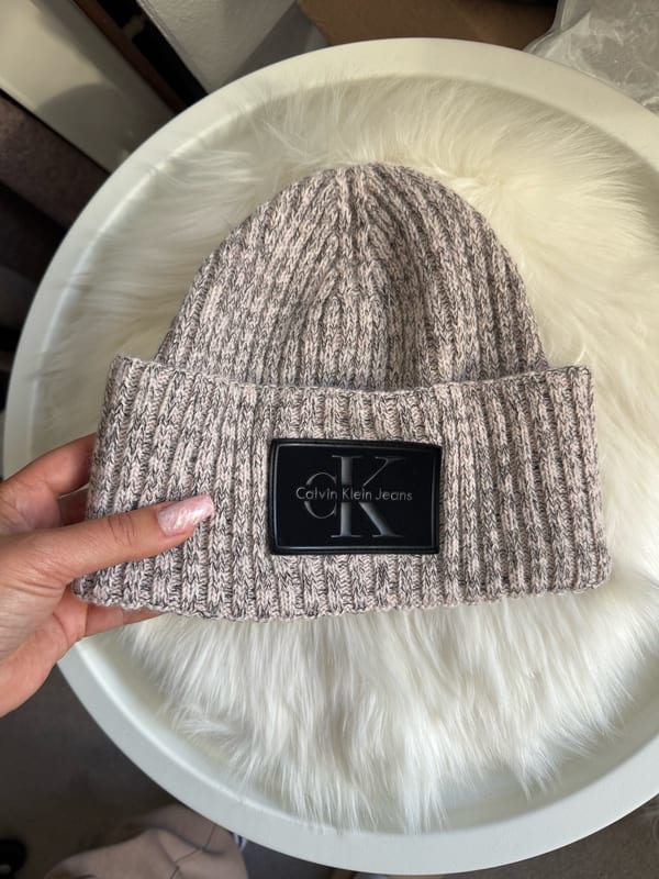 Calvin Klein Damen Jeans Mütze großes Logo Grau Rosa Beige Strick – Einheitsgröße