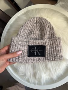 Calvin Klein Damen Jeans Mütze großes Logo Grau Rosa Beige Strick – Einheitsgröße