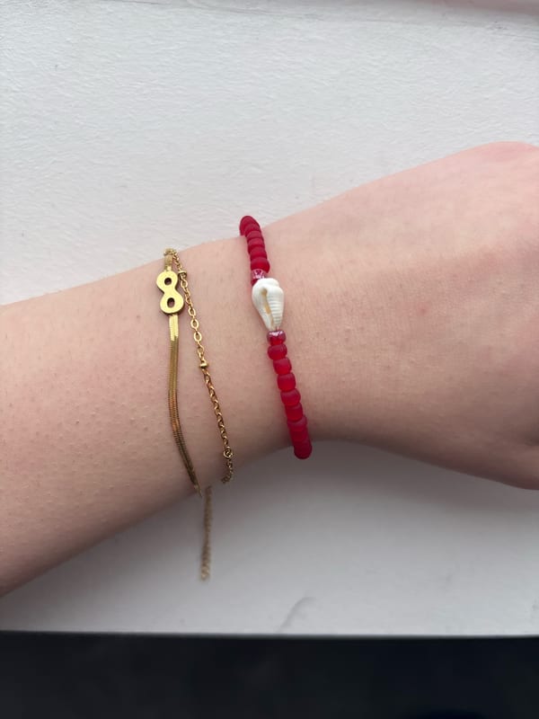 Damen Rotes Perlenarmband mit weißer Muschel