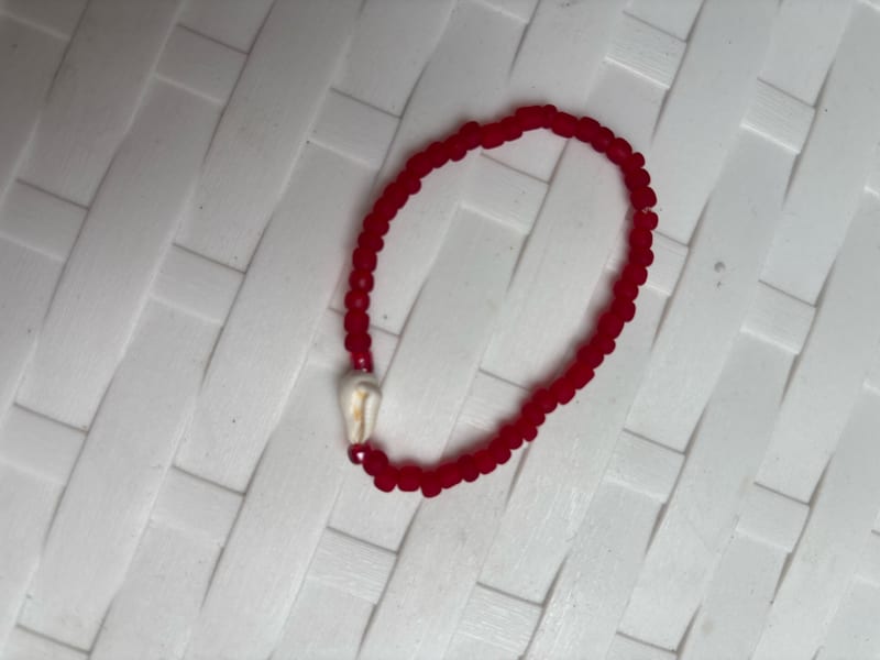 Damen Rotes Perlenarmband mit weißer Muschel – Bild 2 von 2