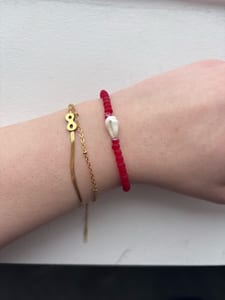 Damen Rotes Perlenarmband mit weißer Muschel