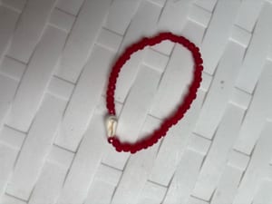 Damen Rotes Perlenarmband mit weißer Muschel – Bild 2 von 2