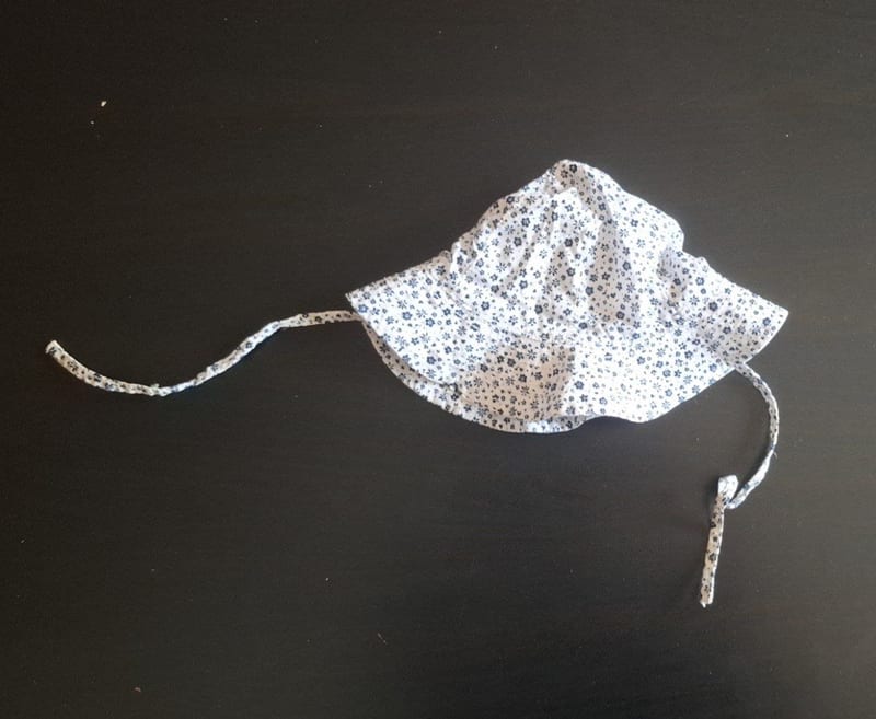 Süßer Baby-Sonnenhut Gr. 74 – Schwarz/Weiß
