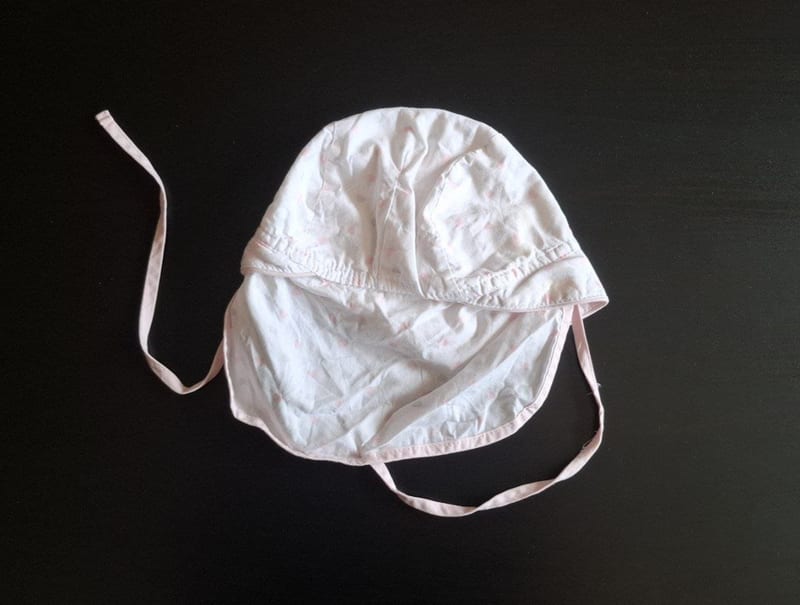 Süßer Baby-Sonnenhut mit Nackenschutz & Bindebändern Gr.80 – Weiß/Bunt – Bild 2 von 2