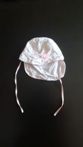 Süßer Baby-Sonnenhut mit Nackenschutz & Bindebändern Gr.80 – Weiß/Bunt