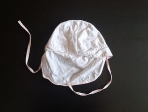 Süßer Baby-Sonnenhut mit Nackenschutz & Bindebändern Gr.80 – Weiß/Bunt – Bild 2 von 2