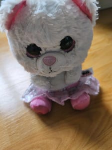 Plüschkatze mit Glitzeraugen und rosa Tutu