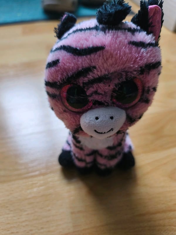 Pinkes Plüsch-Zebra mit großen Kulleraugen