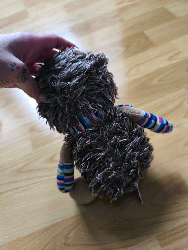 Kuscheliger Igel-Plüsch mit geringeltem Schal – Bild 4 von 4