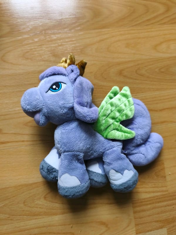 Plüsch-Pegasus mit goldener Krone und grünen Flügeln – Bild 3 von 3