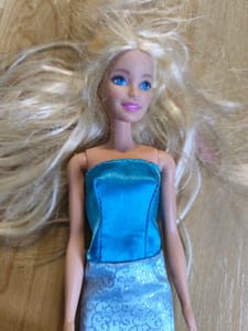 Puppe mit blonden Haaren und blau-silbernem Outfit – Bild 2 von 3