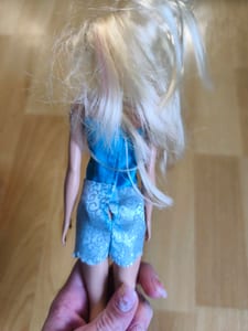 Puppe mit blonden Haaren und blau-silbernem Outfit – Bild 3 von 3