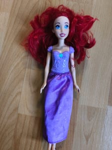 Meerjungfrau-Puppe mit roten Haaren und lila Kleid – Spielpuppe