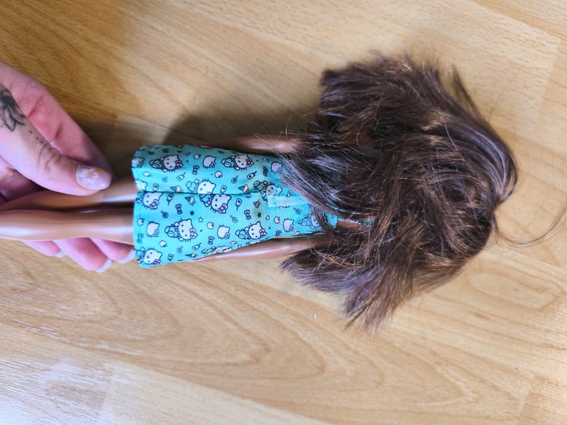 Puppe mit braunem Haar und mintgrünem Kleid – Bild 3 von 3