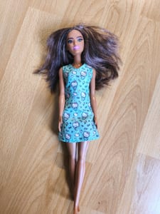 Puppe mit braunem Haar und mintgrünem Kleid
