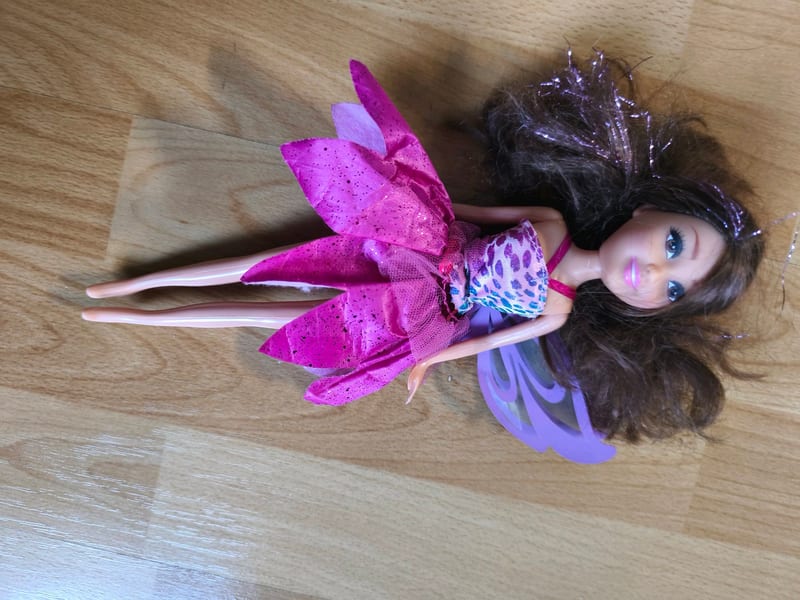 Feenpuppe mit Flügeln und Glitzerhaar – Bild 4 von 4