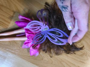 Feenpuppe mit Flügeln und Glitzerhaar – Bild 3 von 4