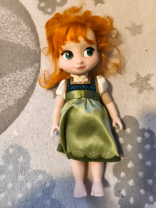 Puppe mit rotem Haar im grünen Dirndl-Kleid Anna von Frozen