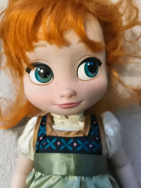 Puppe mit rotem Haar im grünen Dirndl-Kleid Anna von Frozen – Bild 2 von 3