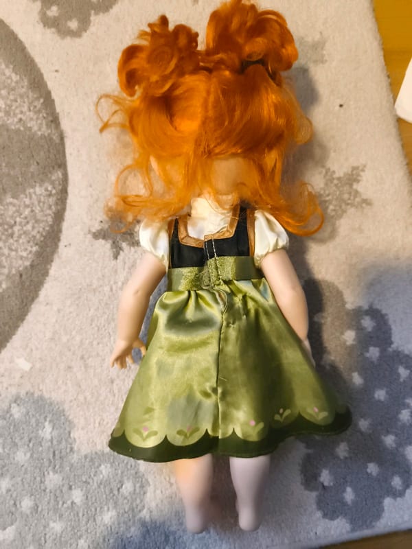 Puppe mit rotem Haar im grünen Dirndl-Kleid Anna von Frozen – Bild 3 von 3