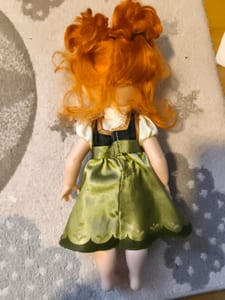 Puppe mit rotem Haar im grünen Dirndl-Kleid Anna von Frozen – Bild 3 von 3