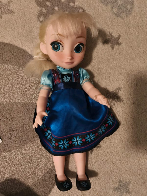 Puppe im blauen Kleid mit Blumenmuster – Spielpuppe Elsa