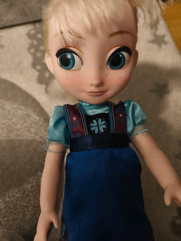 Puppe im blauen Kleid mit Blumenmuster – Spielpuppe Elsa – Bild 2 von 4
