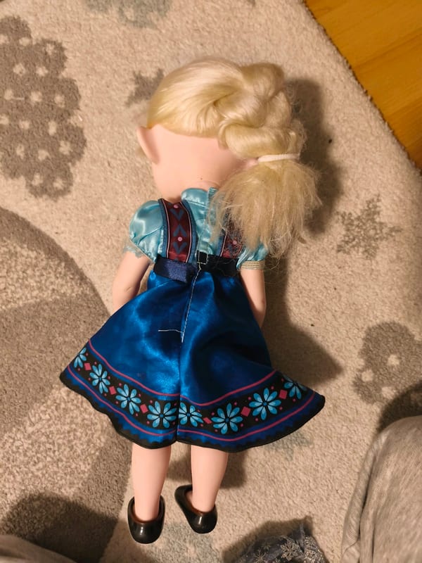 Puppe im blauen Kleid mit Blumenmuster – Spielpuppe Elsa – Bild 3 von 4