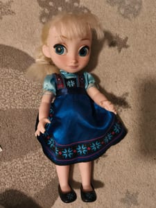 Puppe im blauen Kleid mit Blumenmuster – Spielpuppe Elsa