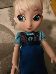 Puppe im blauen Kleid mit Blumenmuster – Spielpuppe Elsa – Bild 2 von 4