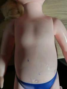 Puppe im blauen Kleid mit Blumenmuster – Spielpuppe Elsa – Bild 4 von 4
