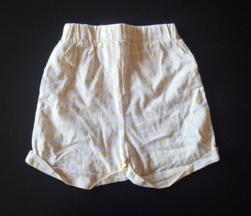 Mädchen Süße Shorts mit Ananas-Muster Gr. 86 – Weiß/Gelb – Bild 3 von 3