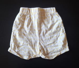 Mädchen Süße Shorts mit Ananas-Muster Gr. 86 – Weiß/Gelb – Bild 3 von 3
