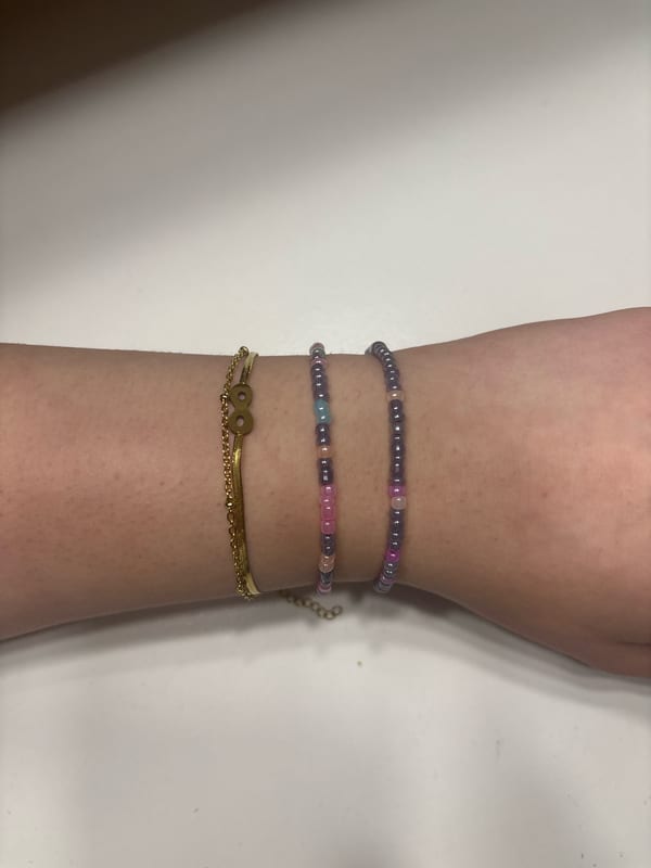 Damen Perlenarmbänder in Grau mit Pink und Hellblau – 2 Stück