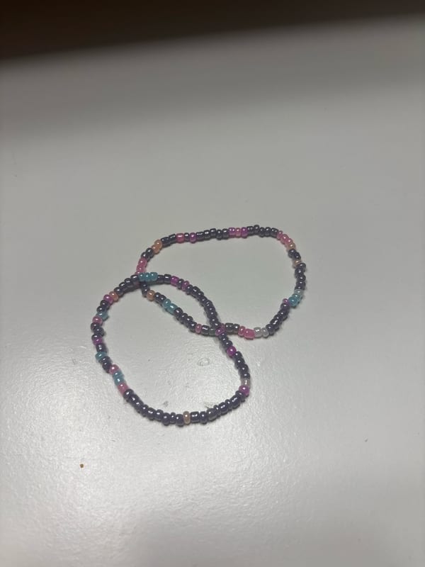 Damen Perlenarmbänder in Grau mit Pink und Hellblau – 2 Stück – Bild 2 von 3