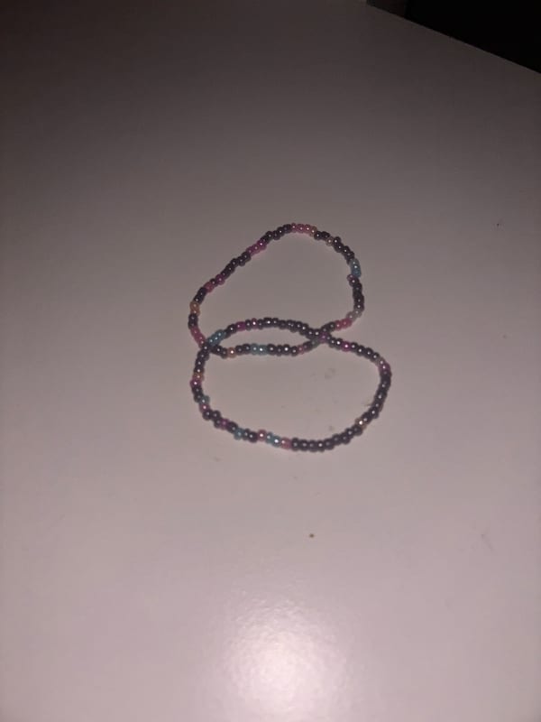 Damen Perlenarmbänder in Grau mit Pink und Hellblau – 2 Stück – Bild 3 von 3