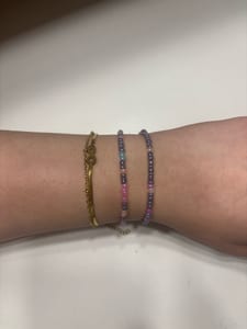 Damen Perlenarmbänder in Grau mit Pink und Hellblau – 2 Stück