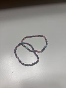 Damen Perlenarmbänder in Grau mit Pink und Hellblau – 2 Stück – Bild 2 von 3