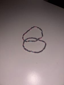 Damen Perlenarmbänder in Grau mit Pink und Hellblau – 2 Stück – Bild 3 von 3