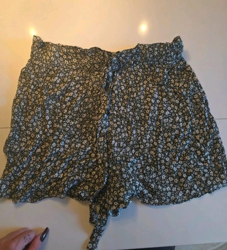 Damen Sommerpaket mit 2 Blumenoberteilen & Shorts – Größe M – Verschieden – Bild 2 von 5