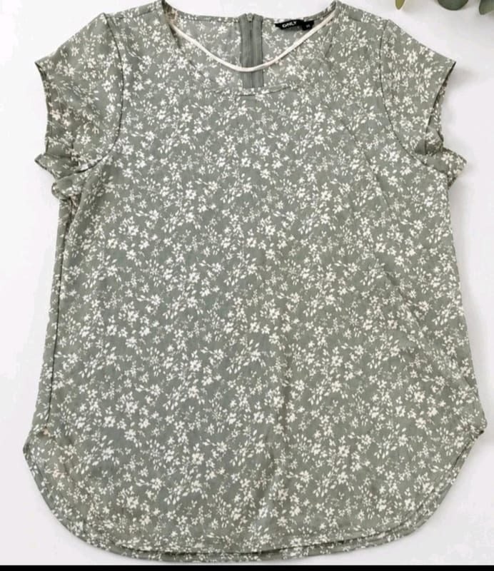Damen Sommerpaket mit 2 Blumenoberteilen & Shorts – Größe M – Verschieden – Bild 4 von 5