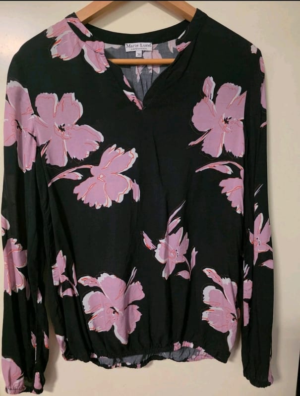 Damen Sommerpaket mit 2 Blumenoberteilen & Shorts – Größe M – Verschieden – Bild 5 von 5