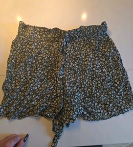 Damen Sommerpaket mit 2 Blumenoberteilen & Shorts – Größe M – Verschieden – Bild 2 von 5