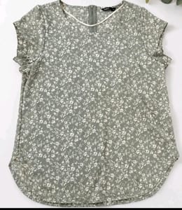 Damen Sommerpaket mit 2 Blumenoberteilen & Shorts – Größe M – Verschieden – Bild 4 von 5