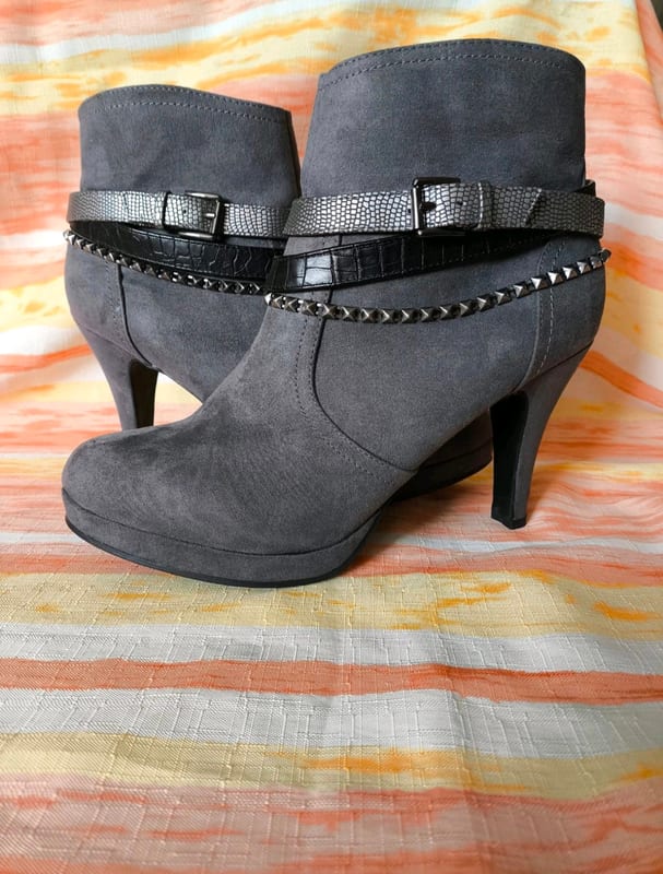 Damen Graue Stiefeletten mit Nieten und Riemen – Stiefelette mit Absatz – Größe 41