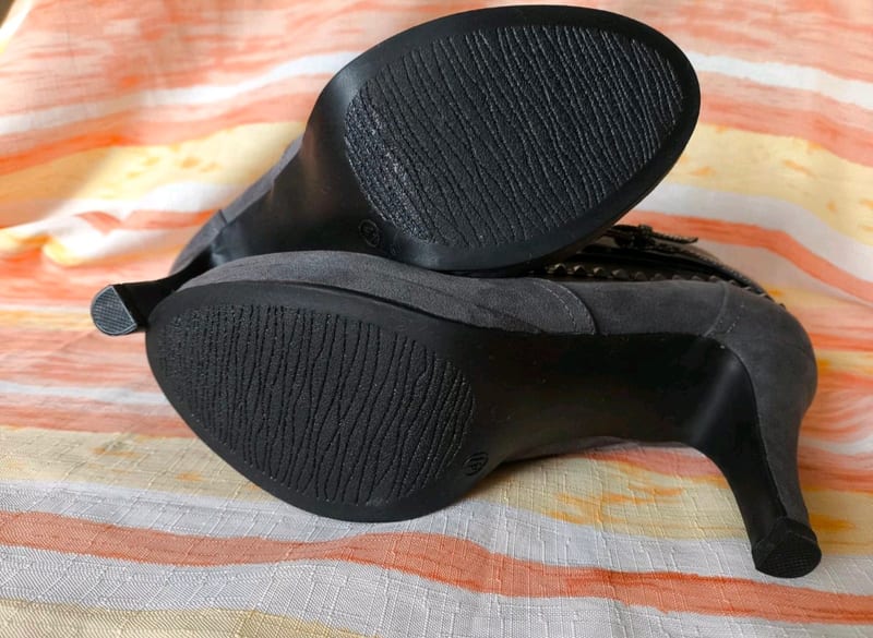 Damen Graue Stiefeletten mit Nieten und Riemen – Stiefelette mit Absatz – Größe 41 – Bild 3 von 6