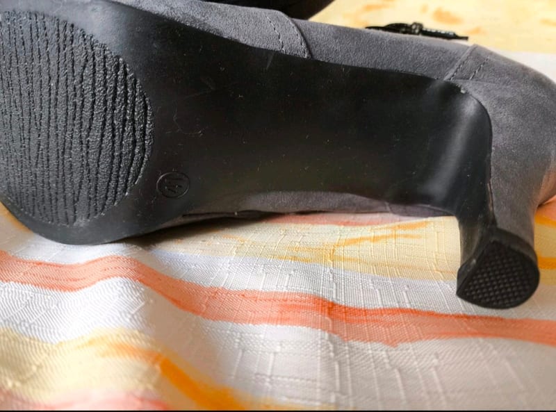 Damen Graue Stiefeletten mit Nieten und Riemen – Stiefelette mit Absatz – Größe 41 – Bild 4 von 6