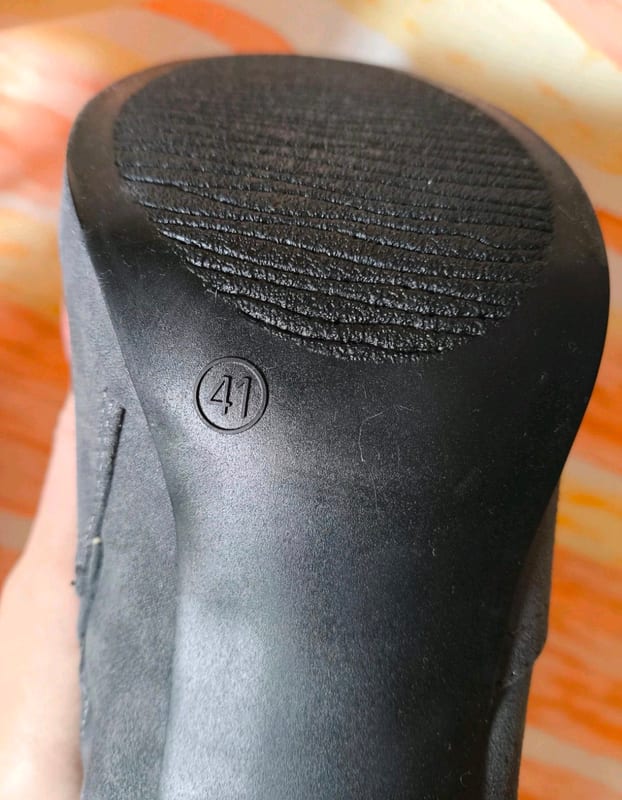 Damen Graue Stiefeletten mit Nieten und Riemen – Stiefelette mit Absatz – Größe 41 – Bild 5 von 6